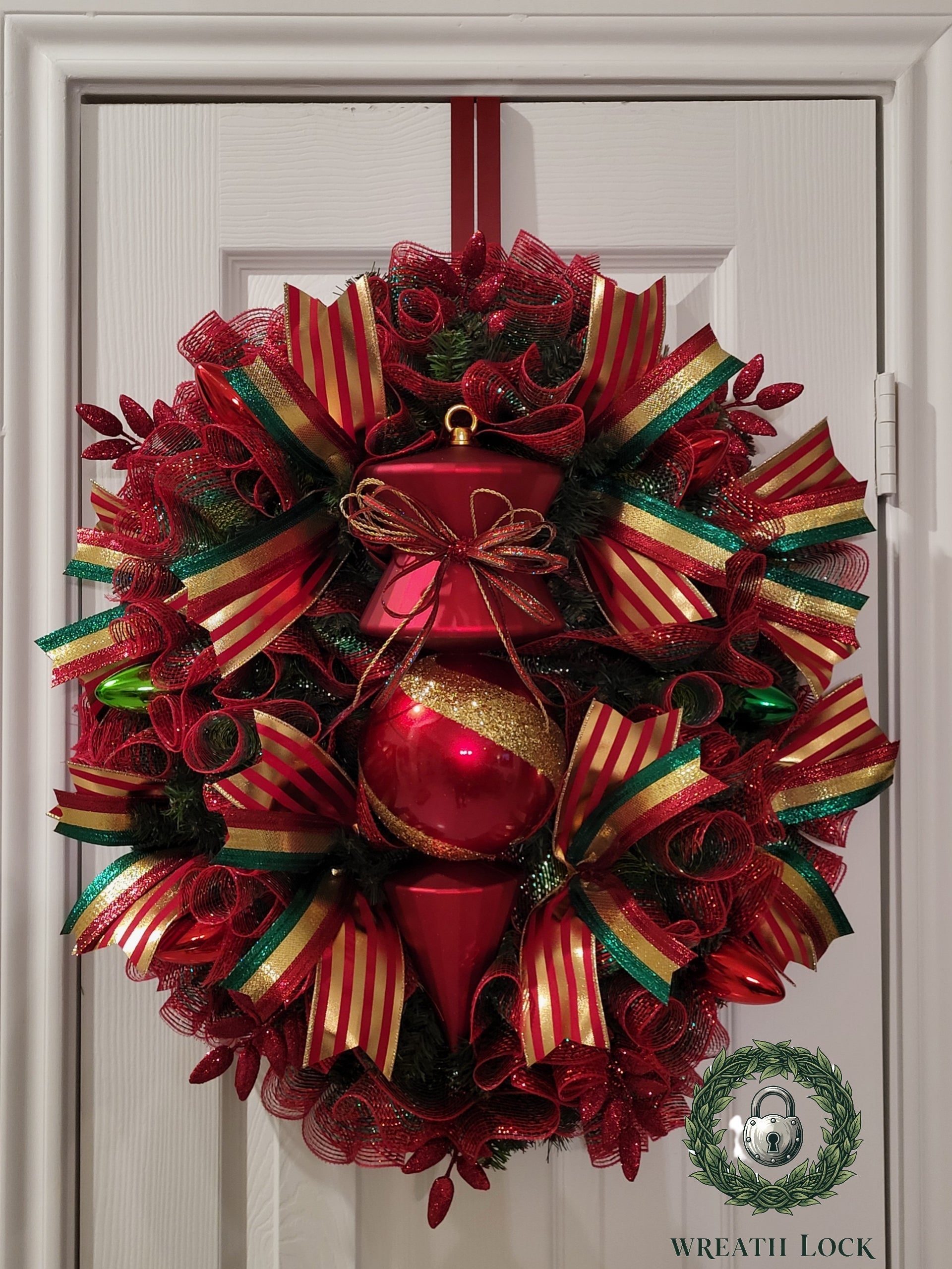 The Closing Gift That Actually Sticks: Why the Wreath Lock is the Ultimate Power Move
